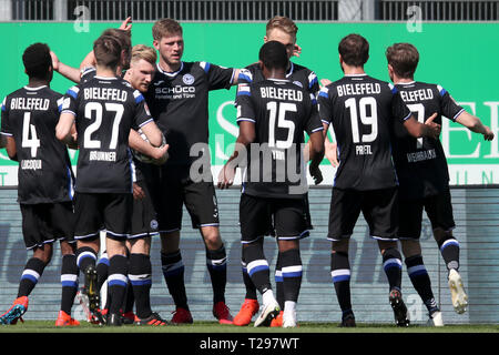 Furth, Germany. 31st Mar, 2019. Soccer: 2nd Bundesliga, SpVgg Greuther Fürth - Arminia Bielefeld, 27th matchday, at the Sportpark Ronhof Thomas Sommer. Fabian Klos (M.l.) from Bielefeld cheers with his colleagues about his goal to 2:2. Photo: Daniel Karmann/dpa - IMPORTANT NOTE: In accordance with the requirements of the DFL Deutsche Fußball Liga or the DFB Deutscher Fußball-Bund, it is prohibited to use or have used photographs taken in the stadium and/or the match in the form of sequence images and/or video-like photo sequences. Credit: dpa picture alliance/Alamy Live News Credit: dpa pictur