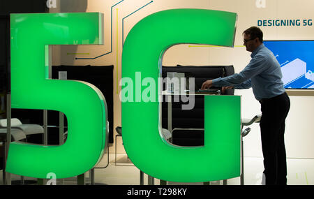 Hanover, Germany. 31st Mar, 2019. 31 March 2019, Lower Saxony, Hannover: A display "5G" can be seen in the 5G Arena at the Hannover Messe. From 1 to 5 April, everything at Hannover Messe will revolve around networking, learning machines and the Internet of Things. Photo: Friso Gentsch/dpa Credit: dpa picture alliance/Ģ����ý Live News Stock Photo