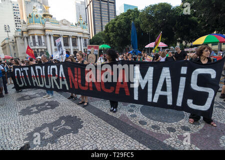 Rio de Janeiro, Brazil. 31st Mar, 2019. Protesters gather in Cinelandia in front of the town hall in the city center on Sunday (31) to protest against the anniversary of the 1964 military coup, the Bolsonaro government celebrating the day of the coup and to ask for Lula's release. PHOTO: ELLAN LUSTOSA Credit: Ellan Lustosa/Alamy Live News Stock Photo