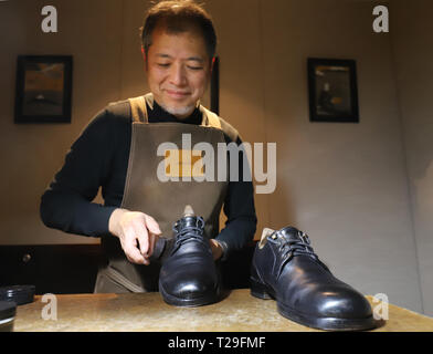 Narita, Japan. 31st Mar, 2019. An employee of a shoemaker John Lobb polishes shoes at a preview of Japan Airlines' (JAL) new lounge for the first class customers at the Narita International Airport in Narita, suburban Tokyo on Sunday, March 31, 2019. JAL also opened the Narita-Seattle route on March 31. Credit: Yoshio Tsunoda/AFLO/Alamy Live News Stock Photo