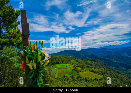 mirador el granizo lugar sagrado por los pueblo mayas en cajola xela, vista al gran valle de los altos xelaju noj . y los municipios montañas volcanes Stock Photo