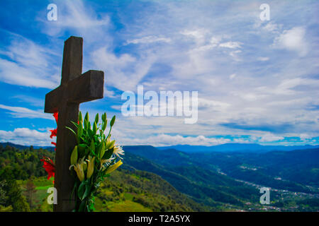 mirador el granizo lugar sagrado por los pueblo mayas en cajola xela, vista al gran valle de los altos xelaju noj . y los municipios montañas volcanes Stock Photo