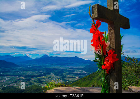 mirador el granizo lugar sagrado por los pueblo mayas en cajola xela, vista al gran valle de los altos xelaju noj . y los municipios montañas volcanes Stock Photo