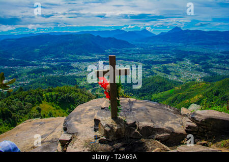 mirador el granizo lugar sagrado por los pueblo mayas en cajola xela, vista al gran valle de los altos xelaju noj . y los municipios montañas volcanes Stock Photo