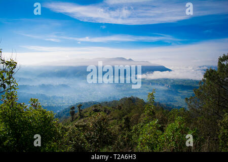 mirador el granizo lugar sagrado por los pueblo mayas en cajola xela, vista al gran valle de los altos xelaju noj . y los municipios montañas volcanes Stock Photo