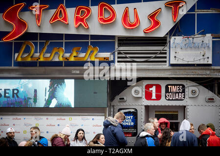 New York Manhattan exterior queueing outside the Ellen's Stardust 50s-themed Diner in Times Square USA Stock Photo