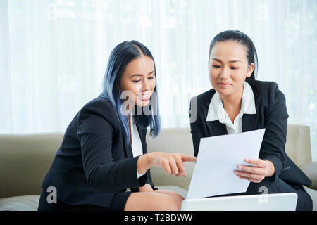 Bsuiness people discussing document Stock Photo