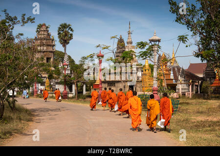 Cm795Cambodia, Kampong (Kompong) Cham, Banteay Prei Nokor, monks returning to monastery with alms Stock Photo