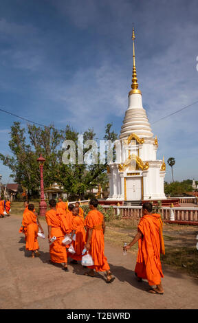Cambodia, Kampong (Kompong) Cham, Banteay Prei Nokor, monks returning to monastery with alms Stock Photo