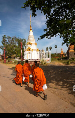 Cambodia, Kampong (Kompong) Cham, Banteay Prei Nokor, monks returning to monastery with alms Stock Photo