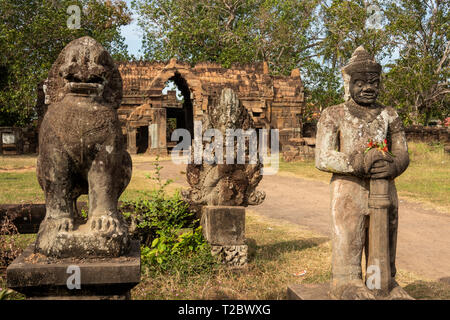 Cambodia, Kampong (Kompong) Cham, Banteay Prei Nokor, ancient Khmer era sculptures at gateway through ancient stone walls of historic Wat Nokor temple Stock Photo