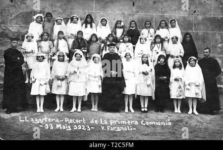 Tarjeta postal. Niñas de Primera comunión en Llagostera. Fotografía de Valentí Fargnoli Yannetta (1885-1944) de 13 mayo 1923. Stock Photo