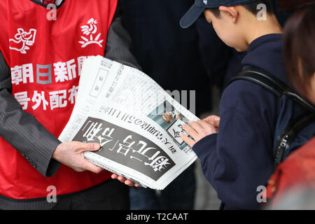 Tokyo, Japan. 1st Apr, 2019. People try to receive a copy of extra edition of a newspaper reporting the name of the new Imperial era, 'Reiwa,' in Tokyo, Japan on April 1, 2019. The Japanese government officially announced the country's next era will be known as the 'Reiwa' era on Monday, a month before Crown Prince Naruhito ascends the throne following Emperor Akihito's abdication. Credit: Yohei Osada/AFLO/Alamy Live News Stock Photo