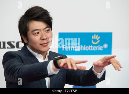 Berlin, Deutschland. 30th Mar, 2019. Pianist LANG LANG Red carpet for the Golden Camera 2019 in Berlin, Germany on 30.03.2019. | Usage worldwide Credit: dpa/Alamy Live News Stock Photo