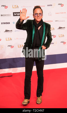 01 April 2019, Hessen, Frankfurt/Main: Pine Sutherland, actor, standing on the red carpet. The Live Entertainment Award (LEA) is presented to concert and show organisers, managers, agents and venue operators from German-speaking countries. Photo: Andreas Arnold/dpa Stock Photo