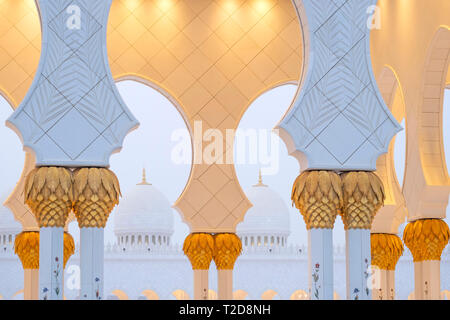 Sheikh Zayed Grand Mosque arcs and domes, Abu Dhabi, United Arab Emirates Stock Photo