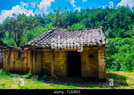 Casa antigua abandonada en el paraíso  echo de adobe tierra barro y rasilla  casa de los abuelo mayas en la guerra y conflicto armado de Guatemala Stock Photo