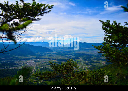 mirador el granizo lugar sagrado por los pueblo mayas en cajola xela, vista al gran valle de los altos xelaju noj . y los municipios montañas volcanes Stock Photo