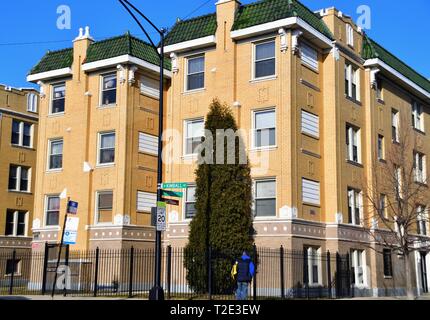 Chicago, Illinois, USA. Large apartment building occupies a good portion of a city block in the Albany Park neighborhood of Chicago. Stock Photo