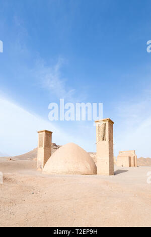 Water cistern and wind towers at Dakmeh-ye Zartoshtiyu complex, near Yazd, Iran Stock Photo