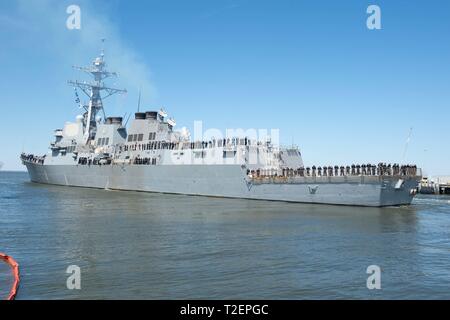 190401-N-MD802-1339 NORFOLK (April 1, 2019) Sailors assigned to the Arleigh Burke-class guided-missile destroyer USS Mason (DDG 87) man the rails as the ship departs Naval Station Norfolk for a scheduled deployment as part of Lincoln Carrier Strike Group (CSG) 12 supporting maritime security operations and theater security cooperation efforts in the U.S. 5th, 6th and 7th Fleet areas of responsibility. (U.S. Navy photo by Mass Communication Specialist 3rd Class Jack D. Aistrup/Released) Stock Photo