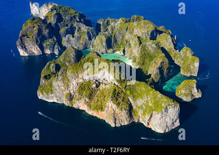View from above, stunning aerial view of Koh Phi Phi Leh (Phi Phi Island) with the beautiful Maya Bay. Stock Photo