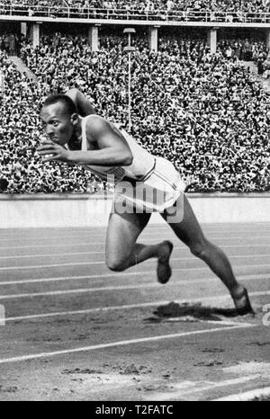 JESSE OWENS (1913-1980) American athlete starting his record breaking 200m run at the 1936 Olympic Games in Berlin. Stock Photo