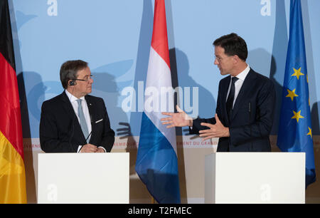 02 April 2019, Luxemburg: Armin Laschet (CDU, l), Prime Minister of North Rhine-Westphalia, and Mark Rutte, Prime Minister of the Netherlands, are looking at each other at a joint press conference. The Benelux states and North Rhine-Westphalia want to intensify their cooperation. Photo: Bernd Thissen/dpa Stock Photo