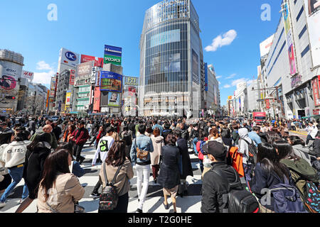 Crowds crossing the Shibuya pedestrian crossing in Shibuya, Tokyo, Japan Stock Photo