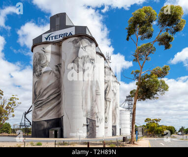 Coonalpyn Silo Mural. Hope for the Future mural by Guido Van Halten, Coonalpyn, South Australia, Australia Stock Photo