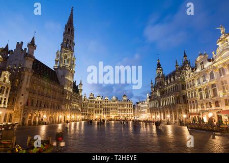 City Hall, Guild Houses and the Maison du Roi City Museum on Grand Place, Grote Markt, Dusk, Brussels, Belgium
