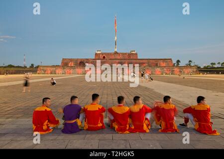 Vietnamese guards in front of the Meridian Gate, Citadel Hue, Imperial Palace Hoang Thanh, Hue, Province Thua Thien-Hue, Vietnam Stock Photo