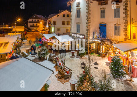 View of Christmas Market at dusk in Campitello di Fassa, Val di Fassa, Trentino, Italy, Europe Stock Photo