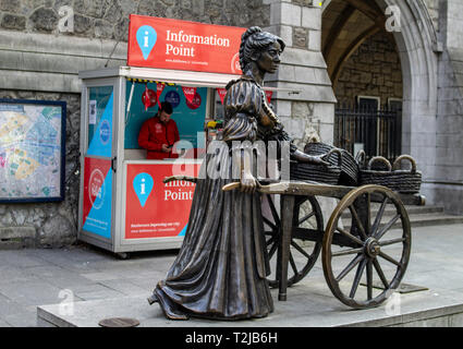 te statue of Molly Malone  designed by Jeanne Rynhart,erected in 1988. Now located at Suffolk Street, it commemorate the fictional fish monger. Stock Photo