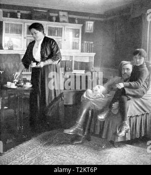 JOSEPH CONRAD (1857-1924) Polish-British author with his wife Jessie and one of their two sons Stock Photo