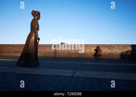 Statues of Alfred and Ada Salter, and a cat, in Rotherhithe, London, UK. The statues are also known as Dr. Salter's Daydream Stock Photo