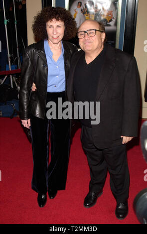 LOS ANGELES, CA. February 28, 2000:  Actor Danny DeVito & Actress Wife Rhea Perlman at the world premiere, in Los Angeles, of his new movie 'Drowning Mona' in which he stars with Jamie Lee Curtis. © Paul Smith / Featureflash