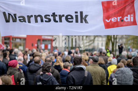 Hamburg, Germany. 03rd Apr, 2019. Employees of Hamburg banks demonstrate in front of the Besenbinderhof. The Verdi union has called for warning strikes at private and public banks. Credit: Axel Heimken/dpa/Alamy Live News Stock Photo