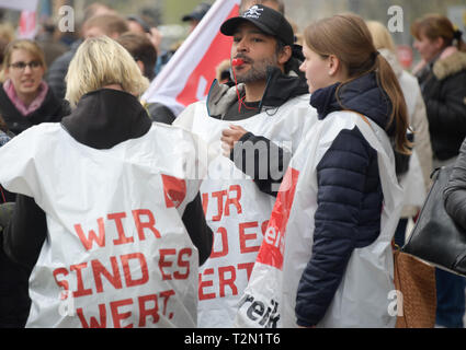 Hamburg, Germany. 03rd Apr, 2019. Employees of Hamburg banks demonstrate in front of the Besenbinderhof. The Verdi union has called for warning strikes at private and public banks. Credit: Axel Heimken/dpa/Alamy Live News Stock Photo