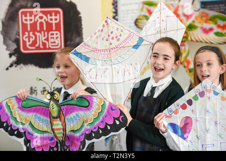 (190403) -- BEIJING, April 3, 2019 (Xinhua) -- Students pose with kites in Samuel Marsden Collegiate School, Wellington, New Zealand, Sept. 12, 2018. (Xinhua/Guo Lei) Stock Photo