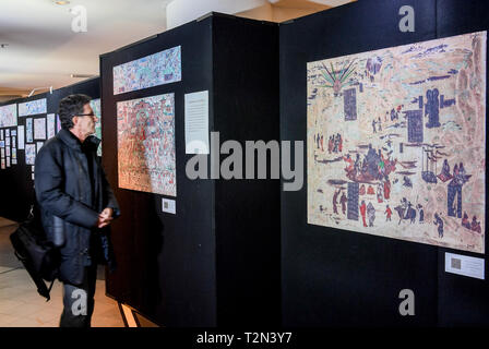 (190403) -- BEIJING, April 3, 2019 (Xinhua) -- A visitor appreciates the exhibiton titled 'Let's Dunhuang: cultural experience from Dunhuang with innovation' during the '2018 China Week' in Wellington, New Zealand, June 8, 2018. (Xinhua/Guo Lei) Stock Photo