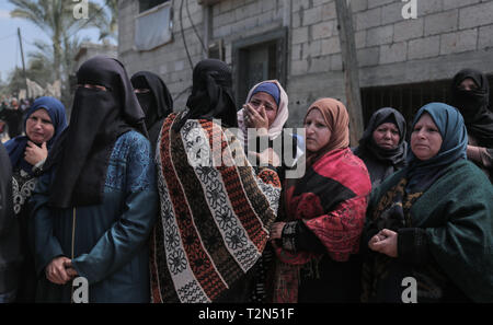 Gaza, khan younis, Palestine. 3rd Apr, 2019. Relatives of the deceased are seen mourning during the funeral ceremony of Faris Abu Hijras, 26, who was killed by Israeli troops east of Khuza'a near the Israeli-Gaza border during the Palestinian Land Day demonstrations. Credit: Yousef Masoud/SOPA Images/ZUMA Wire/Alamy Live News Stock Photo