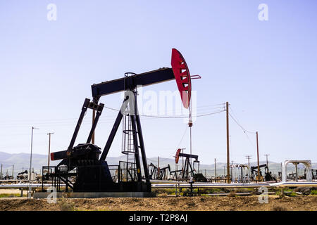 Operating oil well, Bakersfield, California Stock Photo