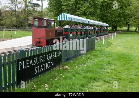 The small train named 'Sir Winston Churchill' with its carriages of visitors  leaving Pleasure Garden Station in the grounds of Blenheim Palace at Woo Stock Photo