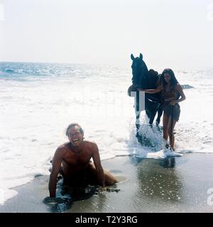 CHARLTON HESTON, LINDA HARRISON, PLANET OF THE APES, 1968 Stock Photo