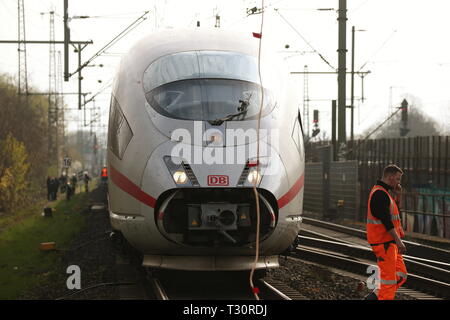 05 April 2019, North Rhine-Westphalia, Düsseldorf: An ICE of the Deutsche Bahn stands near the main station after the overhead line has been torn down. Evacuate the train. Photo: David Young/dpa Stock Photo