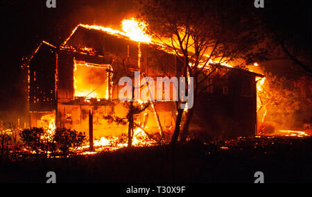 Seoul, South Korea. 4th Apr, 2019. A building is seen engulfed in flames in Goseong of Gangwon province, South Korea, April 4, 2019. An unprecedented fire engulfed the mountainous region along the northeastern coast of South Korea, killing one people and injuring dozens of others. As of 4 p.m. local time Friday (0700 GMT), one was confirmed dead, with 34 others wounded. Over 500 hectares of land were gutted by the blaze, while about 300 houses and buildings were devastated. Credit: Lee Sang-ho/Xinhua/Alamy Live News Stock Photo