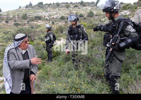 Ramallah, West Bank, Palestinian Territory. 5th Apr, 2019. A Palestinian man argues in front of Israeli border police during a demonstration against the expropriation of Palestinian land by Israel, at Jabal al-Risan area, near the West Bank city of Ramallah, April 05, 2019 Credit: Ayat Arqawy/APA Images/ZUMA Wire/Alamy Live News Stock Photo