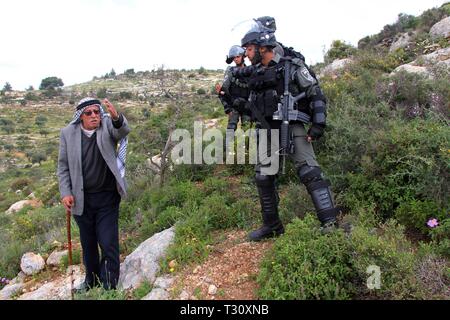 Ramallah, West Bank, Palestinian Territory. 5th Apr, 2019. A Palestinian man argues in front of Israeli border police during a demonstration against the expropriation of Palestinian land by Israel, at Jabal al-Risan area, near the West Bank city of Ramallah, April 05, 2019 Credit: Ayat Arqawy/APA Images/ZUMA Wire/Alamy Live News Stock Photo