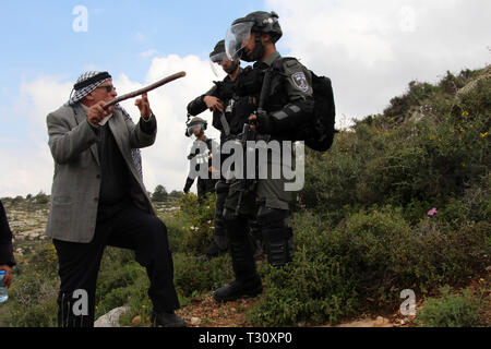 Ramallah, West Bank, Palestinian Territory. 5th Apr, 2019. A Palestinian man argues in front of Israeli border police during a demonstration against the expropriation of Palestinian land by Israel, at Jabal al-Risan area, near the West Bank city of Ramallah, April 05, 2019 Credit: Ayat Arqawy/APA Images/ZUMA Wire/Alamy Live News Stock Photo